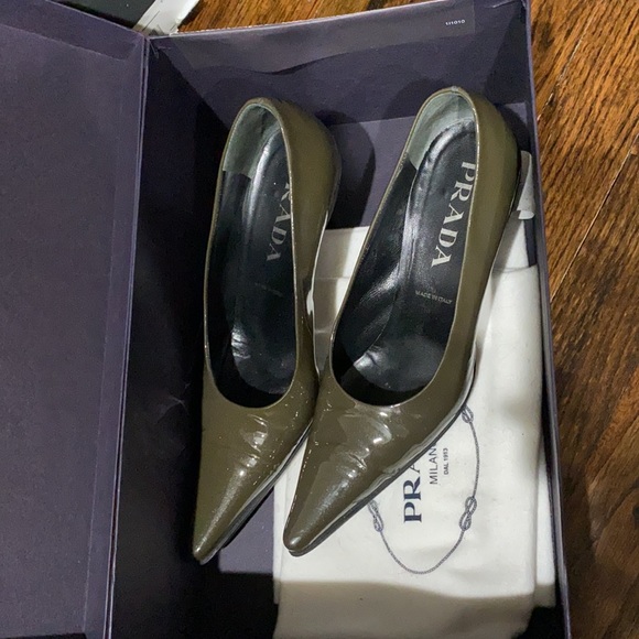 prada heels. - Picture 2 of 7